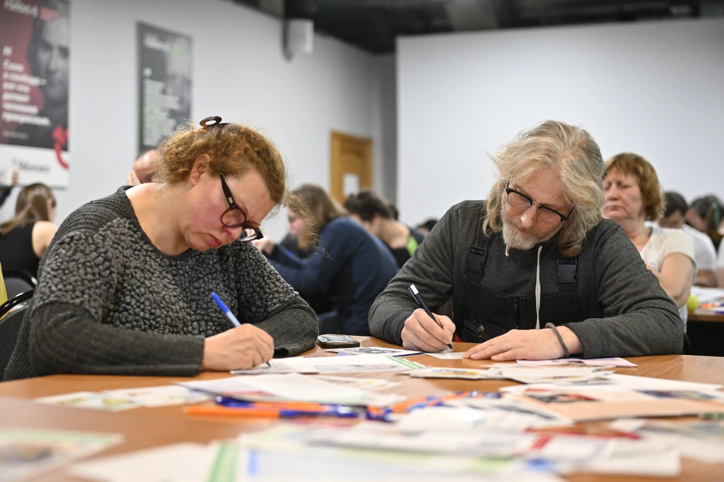 В умовах придушення інакомислення деякі росіяни допомагають політичним в'язням, пишучи їм листи підтримки
